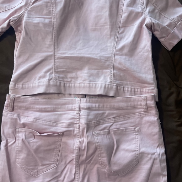 set - Picture 2 of 4